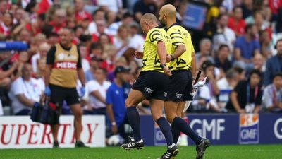 Jaco Peyper sale lesionado del partido de rugby